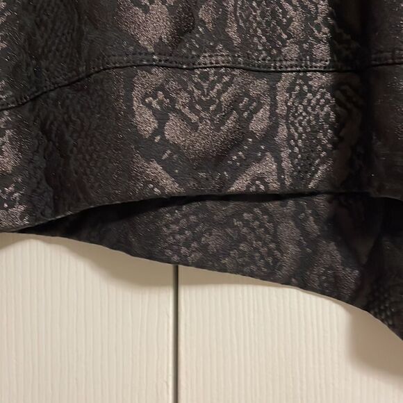 Terez Women’s Snakeskin Print Black Cropped Sweatshirt - Picture 3 of 6